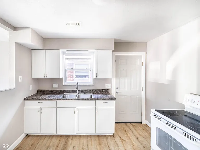 617 N Oxford St — Photo 8