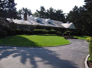 10 Treadwell Dr, Old Westbury, NY 11568