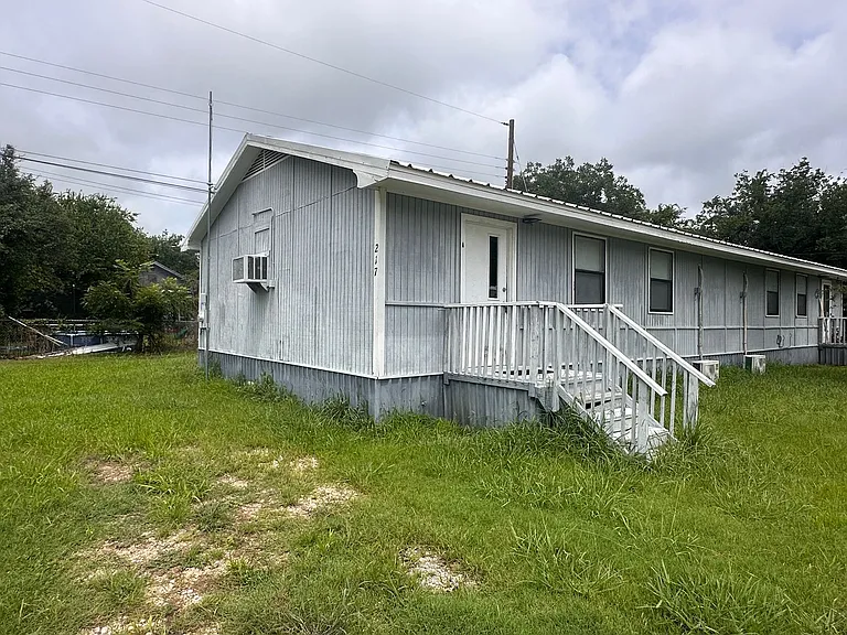 217 SE 2nd St — Photo 2
