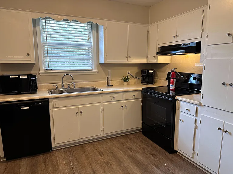 Full-size kitchen with plenty of counter space, perfect for cooking and meal prep.