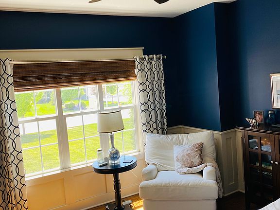 Sitting room or can be used as a dining room