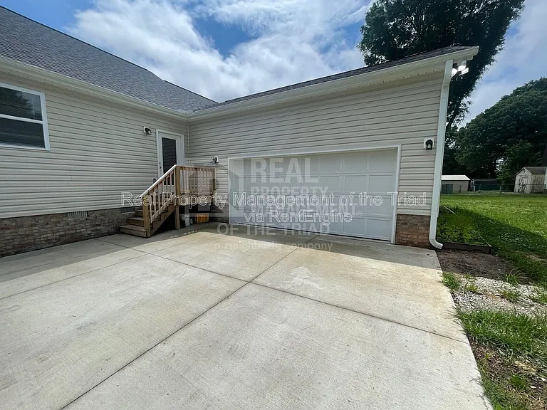 206 Hassellwood Dr — Photo 8