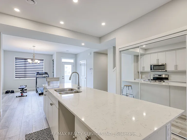 925 Deveron Cres #12 — Photo 7