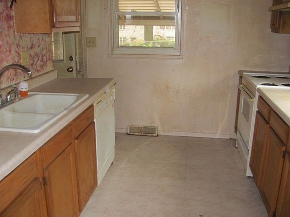 4th image of 1639 Potomac Ave