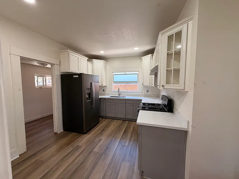 1022 Taft Ave — Photo 3
