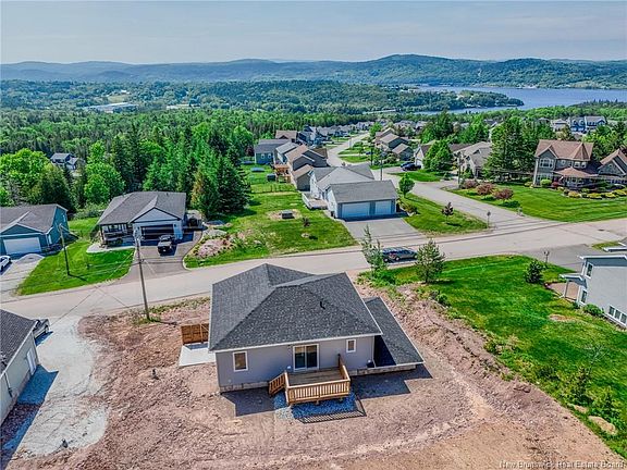 5th image of 76 Squire Dr