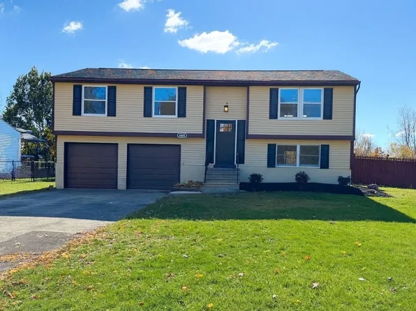 6588 Royal Pkwy S, Lockport, NY 14094