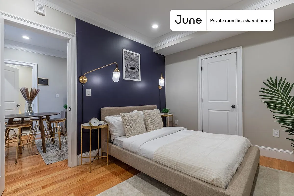Full bedroom in 4 bed/1 bath home in North End #278 B — Photo 1
