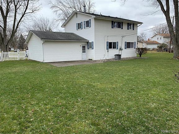 4th image of 40480 Diane Dr