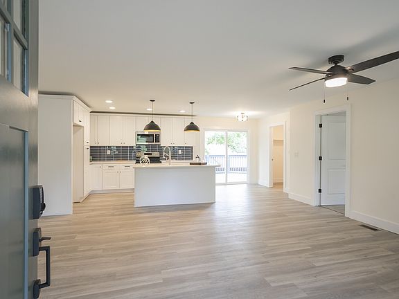 5th image of 218 Hart Ln