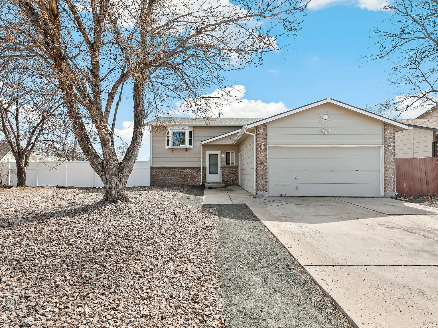 4 bed, 1728 sqft, $2,300 — Photo 1