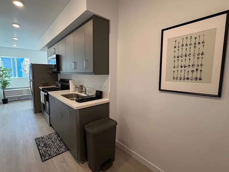 10705-09 Avalon Blvd. — Photo 15