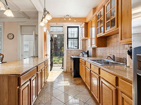 5th image of 1198 Union St