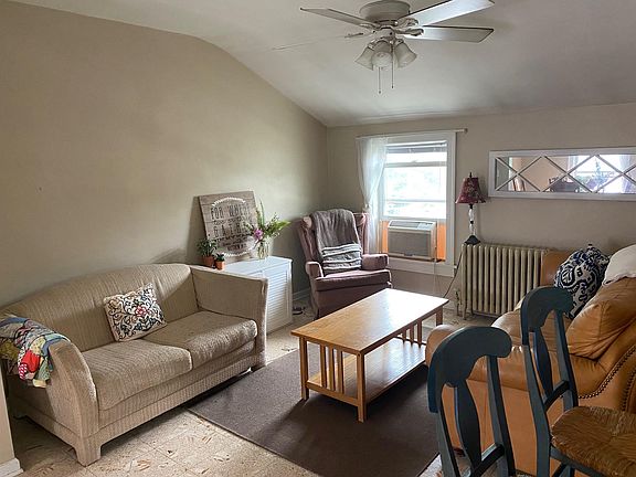4th image of 304 W Illinois St #B