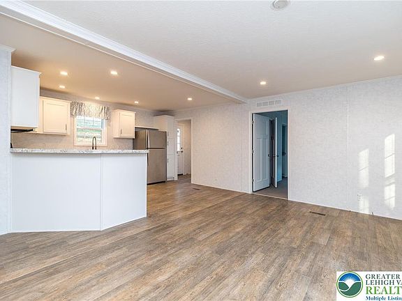 2nd image of 465 Royal Manor Rd #8