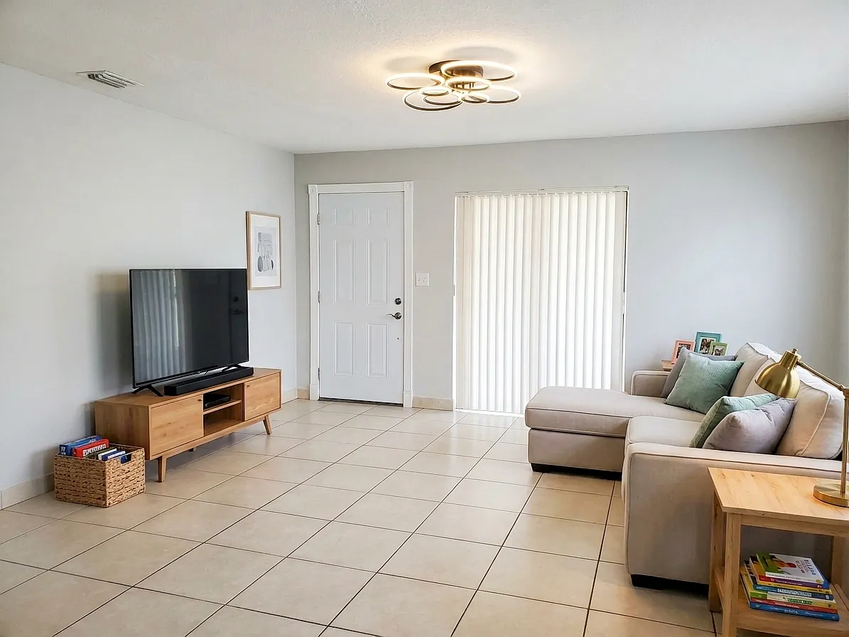 W 49th St, Hialeah — Photo 3