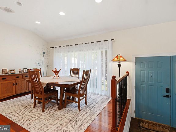 4th image of 69 Lakeview Ct