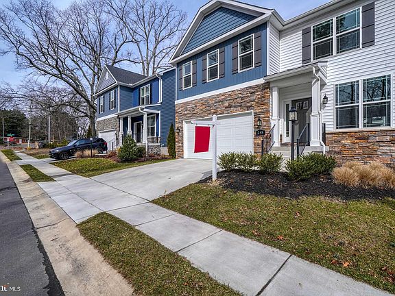3rd image of 248 Gough Ct