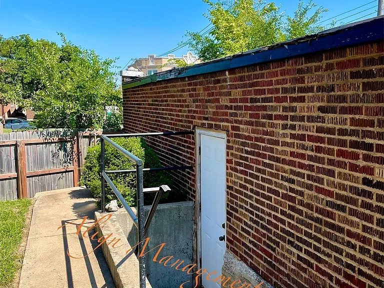 4920 Chippewa St #1E — Photo 8