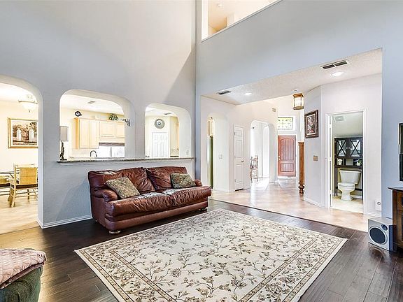 5th image of 2528 Crestwood Dr