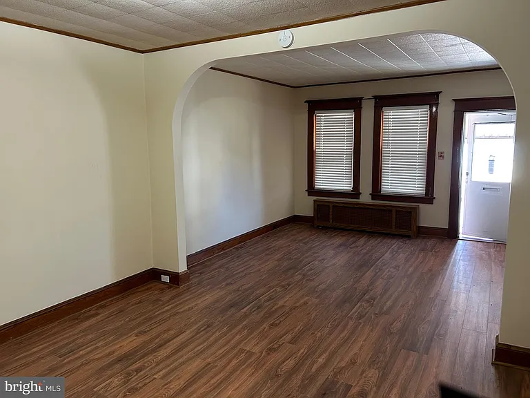 1049 Genesee St — Photo 4