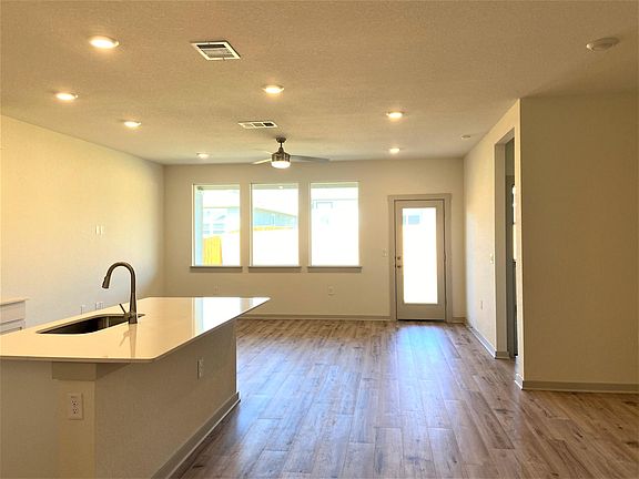 3rd image of 13704 Zuhause Dr