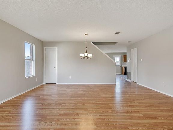5th image of 819 Encino Dr