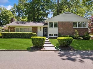 18 Woodcrest Rd, Great Neck, NY 11024