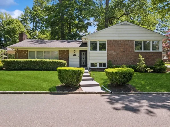 18 Woodcrest Road, Kings Point, NY 11024