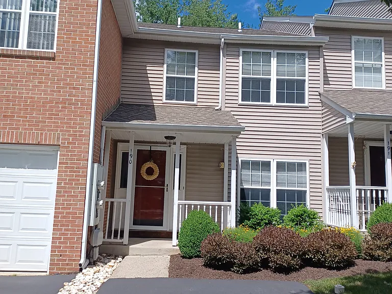 190 Victoria Ct — Photo 1