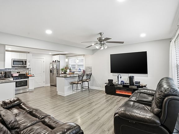 5th image of 10906 McVicker Ave