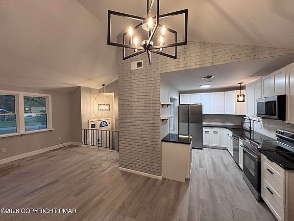 5th image of 3097 Pleasant View Dr