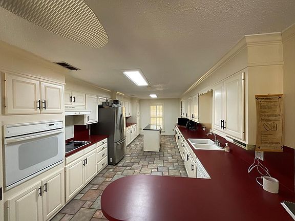 4th image of 1100 Cloverdale Dr