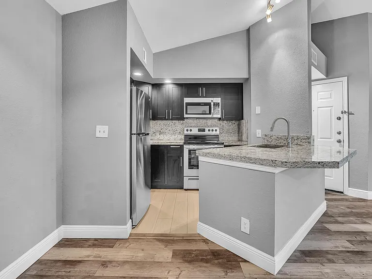 3300 Pinewalk Dr N #1925 — Photo 1