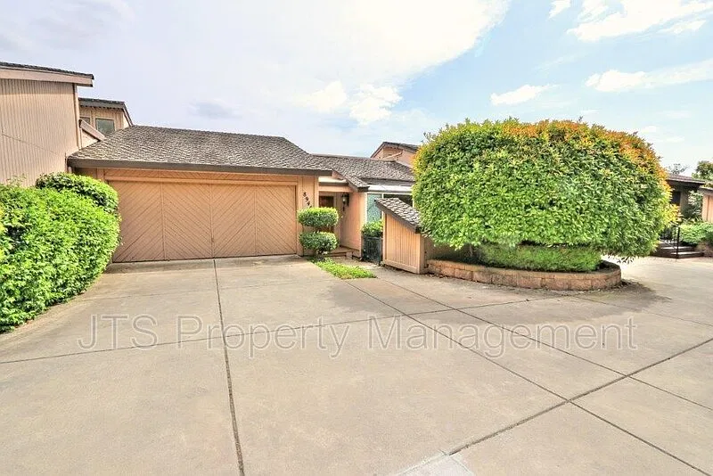 8944 Cliffside Ln