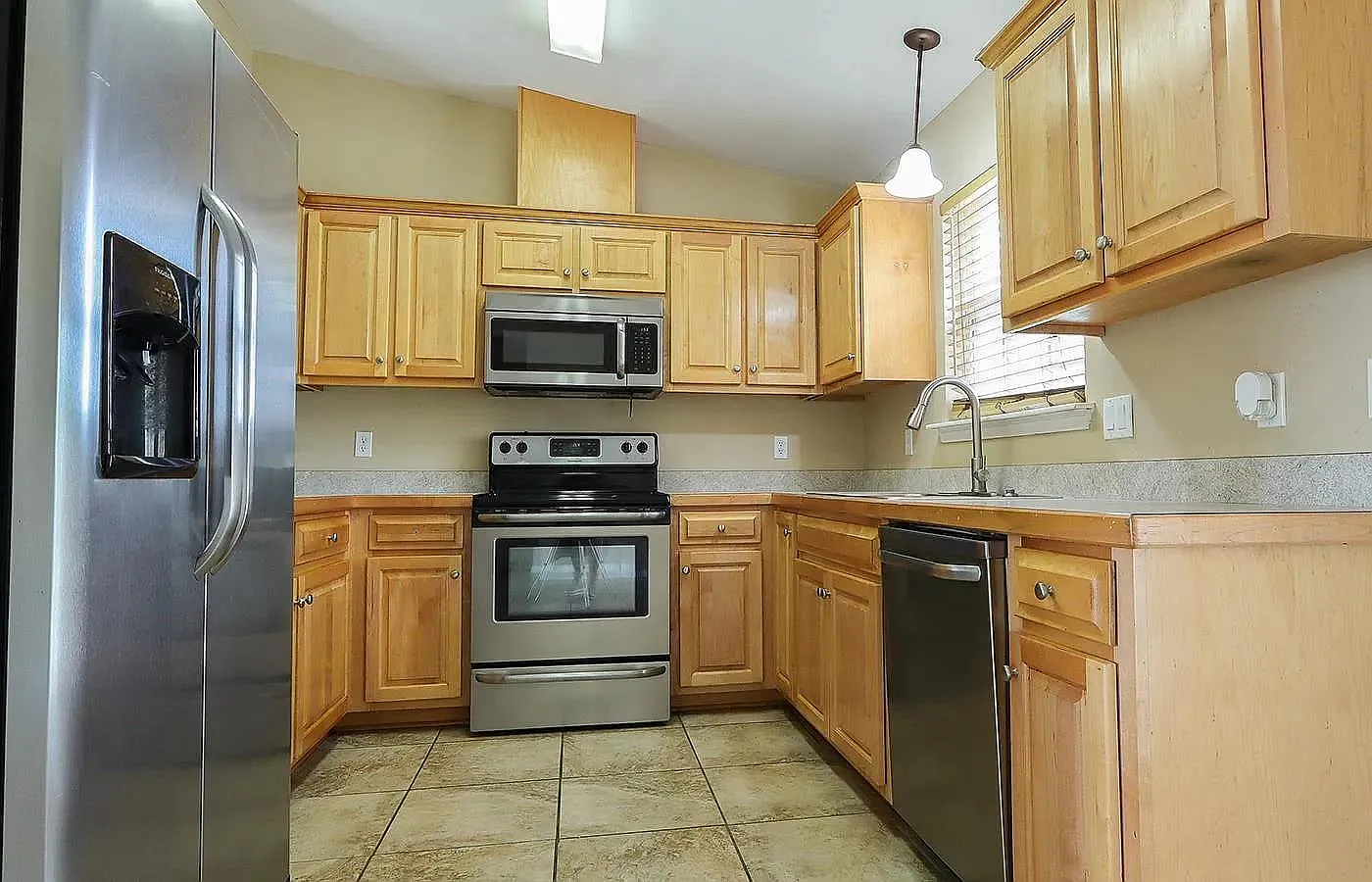 3 bed, 1700 sqft, $1,900 — Photo 2