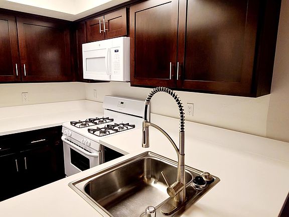 4th image of 2250 N Niagara St APT 104