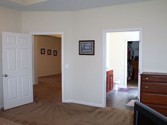 4th image of 212 Blossom Ct