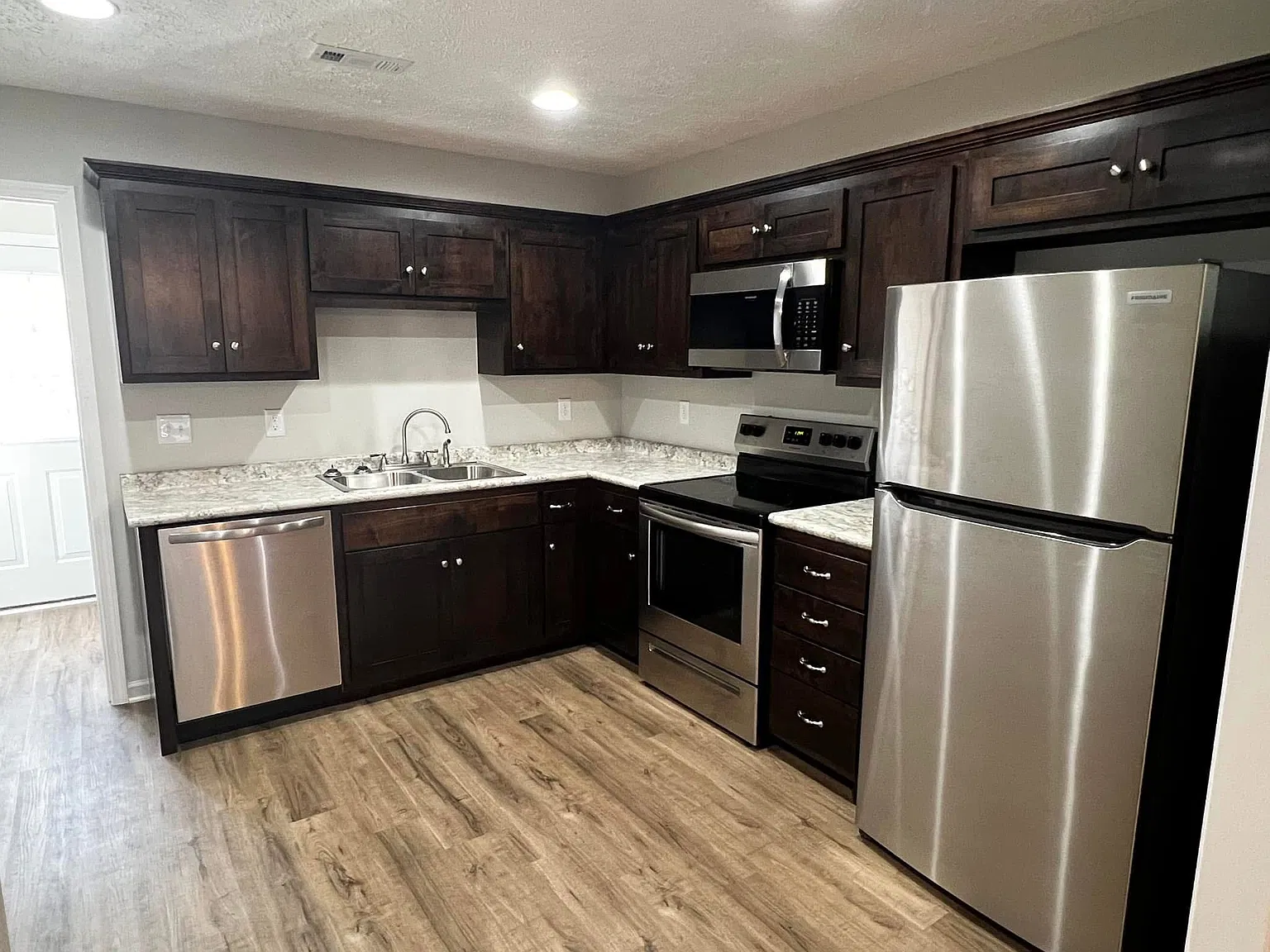 2 bed, 1.0 bath, 800 sqft, $1,100 — Photo 2