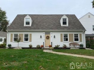 98 N Glenwood Ln, Monroe Township, NJ 08831