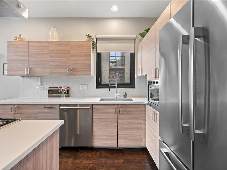 1349 N Leavitt St #1B — Photo 8
