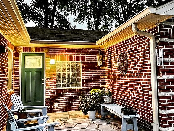 3rd image of 6429 N Oakland Ave