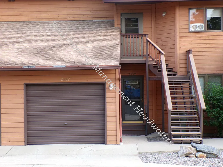 2552 Heritage Dr — Photo 2