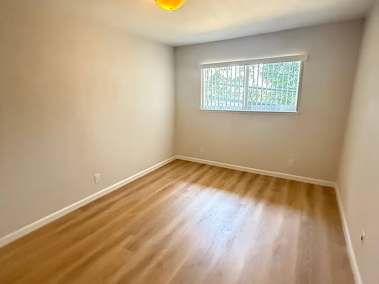 4860 Northlawn Dr — Photo 15