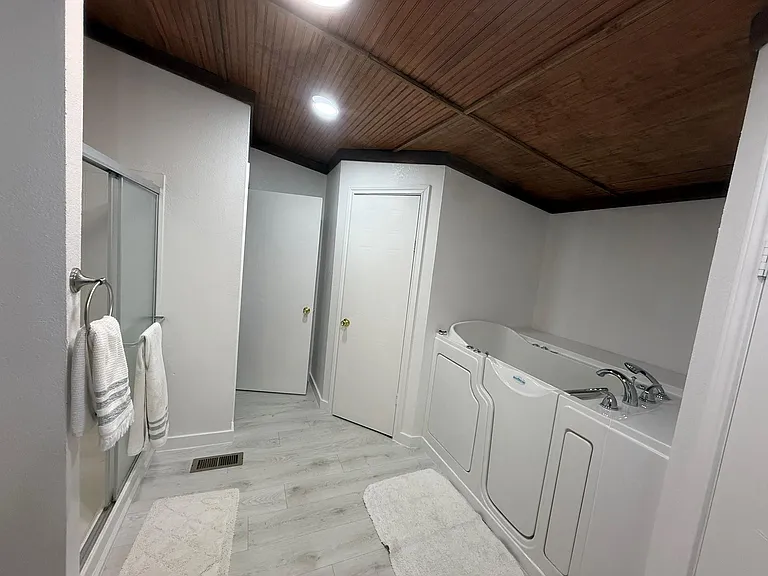 24600 Oak Hollow Blvd W — Photo 27