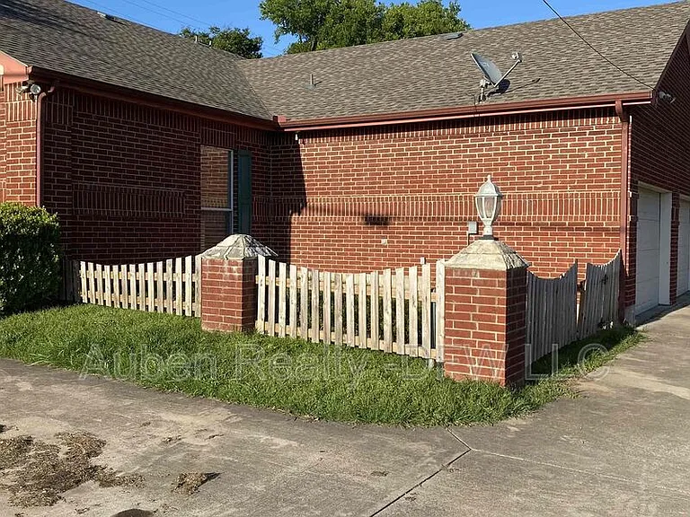 300 E Main St — Photo 25