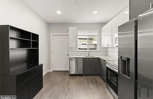 4 bed, 2200 sqft, $3,300 — Photo 4