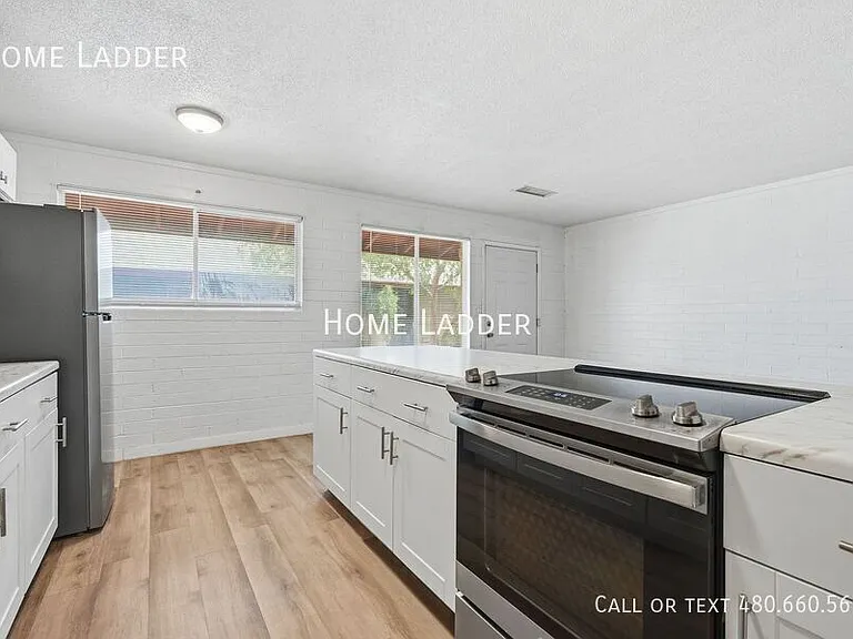 1332 W 5th St #8 — Photo 6