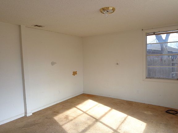 3rd image of 2121 San Antonio St
