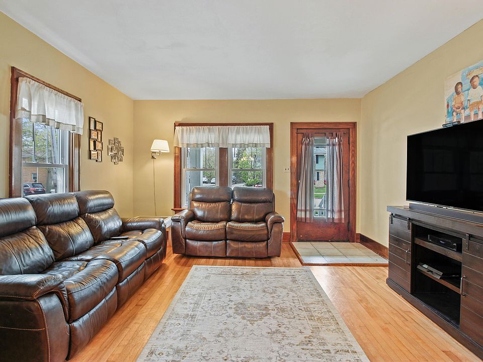 1st image of 1545 Whiterock Ave
